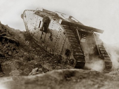 1917年の裁判中のイギリスのマークIV戦車 作： English Photographer